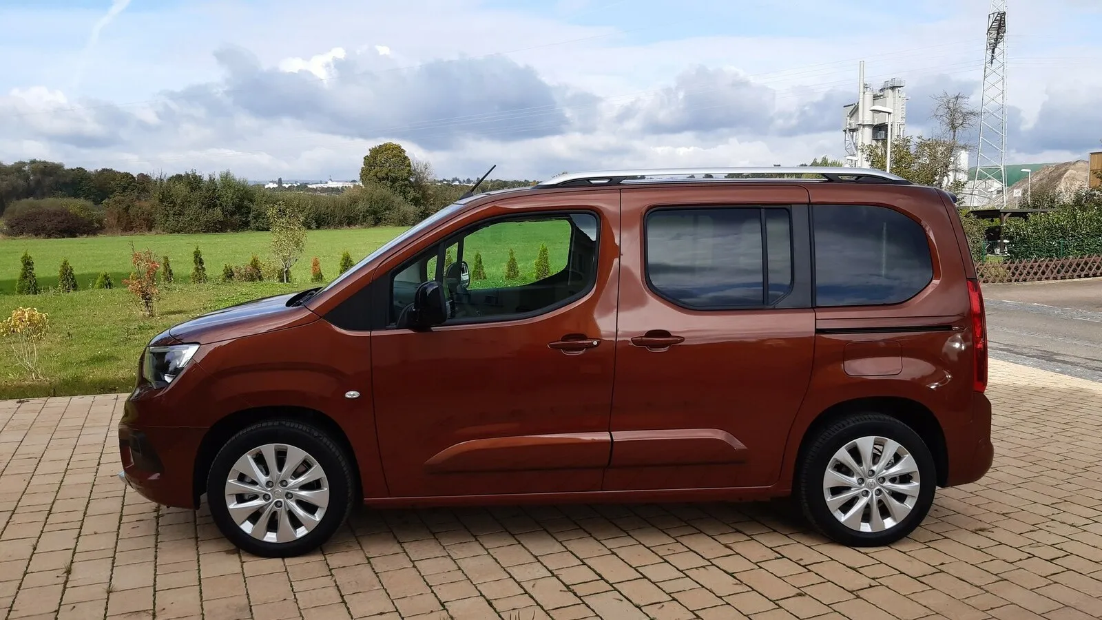 Vollelektrisch gibt es aber nicht nur die Kastenwägen. Auch die Hochdachkombis, hier der Opel Combo-e Life, fahren auf Wunsch mit Strom.